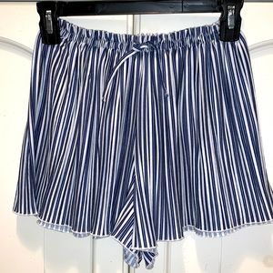 Zara Kids navy and white accordion shorts. EUC.